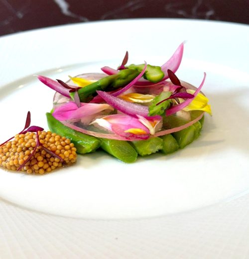 Asperges vertes glacées, anguille fumée, gelée et pickles d'oignons rouges et graines de moutarde au miel